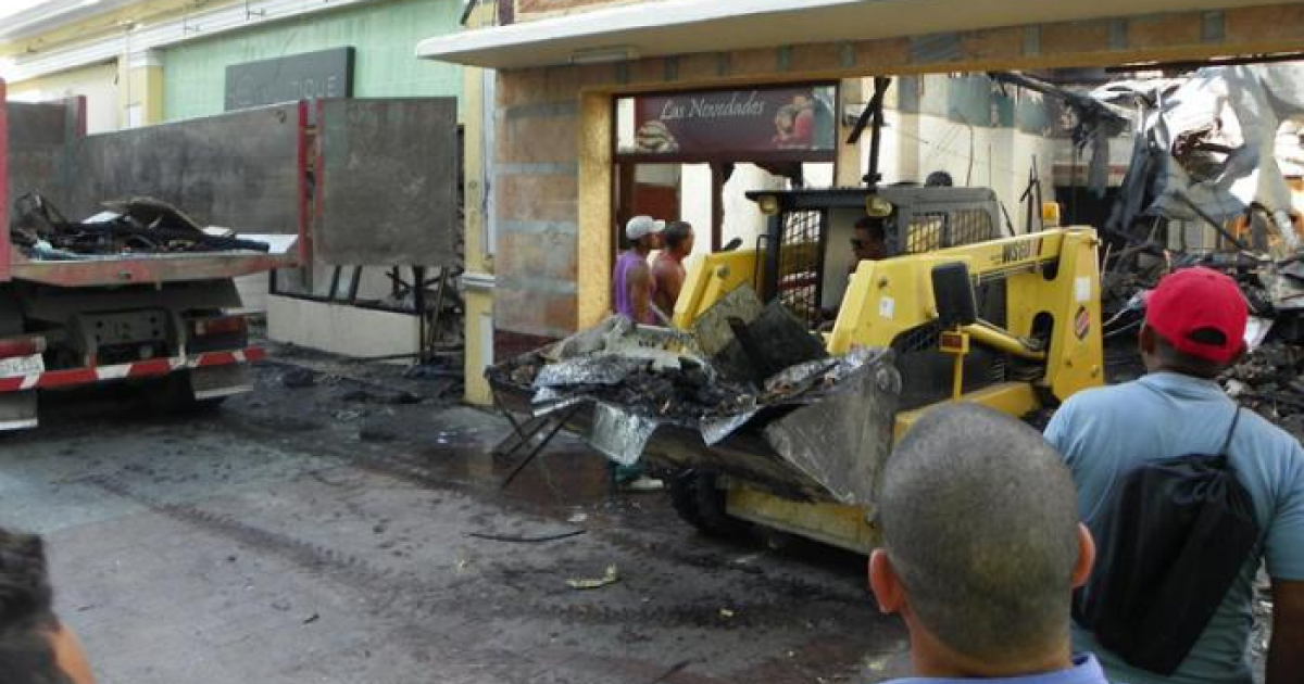 Negocio de Santiago de Cuba destrozado por las llamas © Granma / Eduardo Palomares