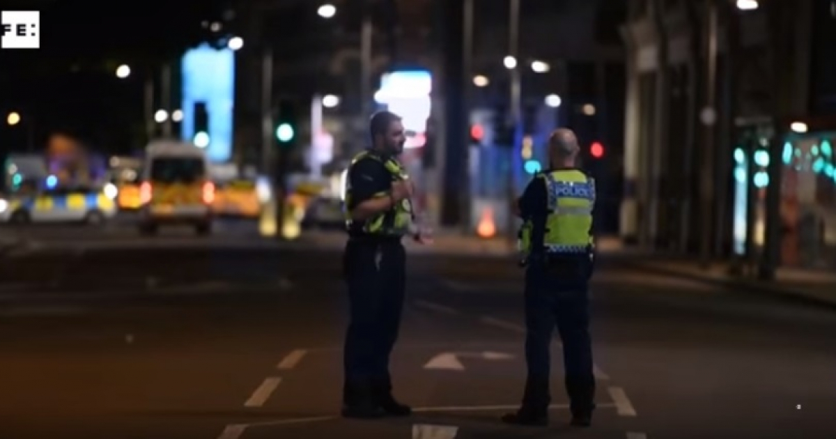 Policía británica custodiando el Puente de Londres © Youtube / EFE