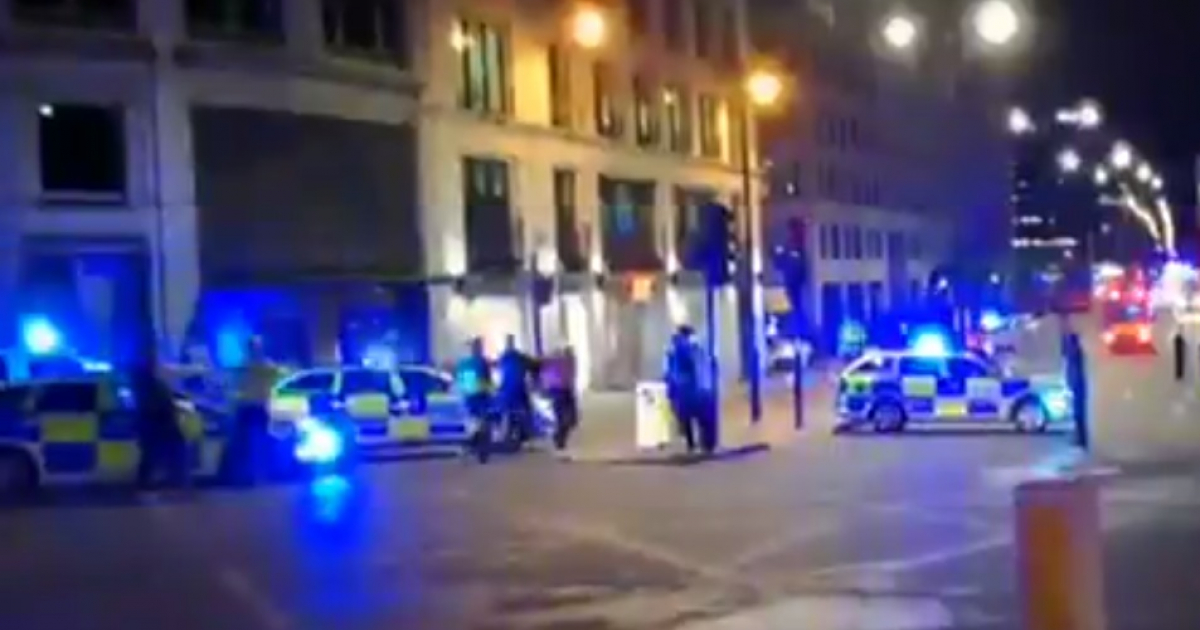 Patrullas policiales vigilando el Puente de Londres tras el ataque terrorista © Twitter / Telediarios de TVE