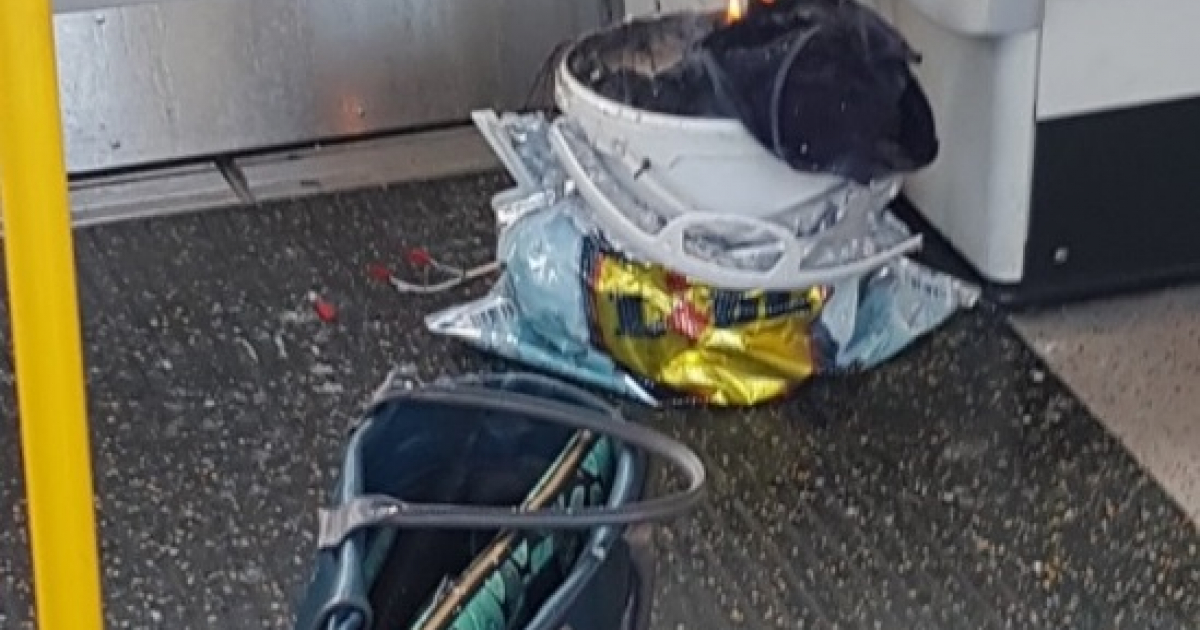 Bolsa que explotó en el metro de Londres © Twitter / @andyjohnw 