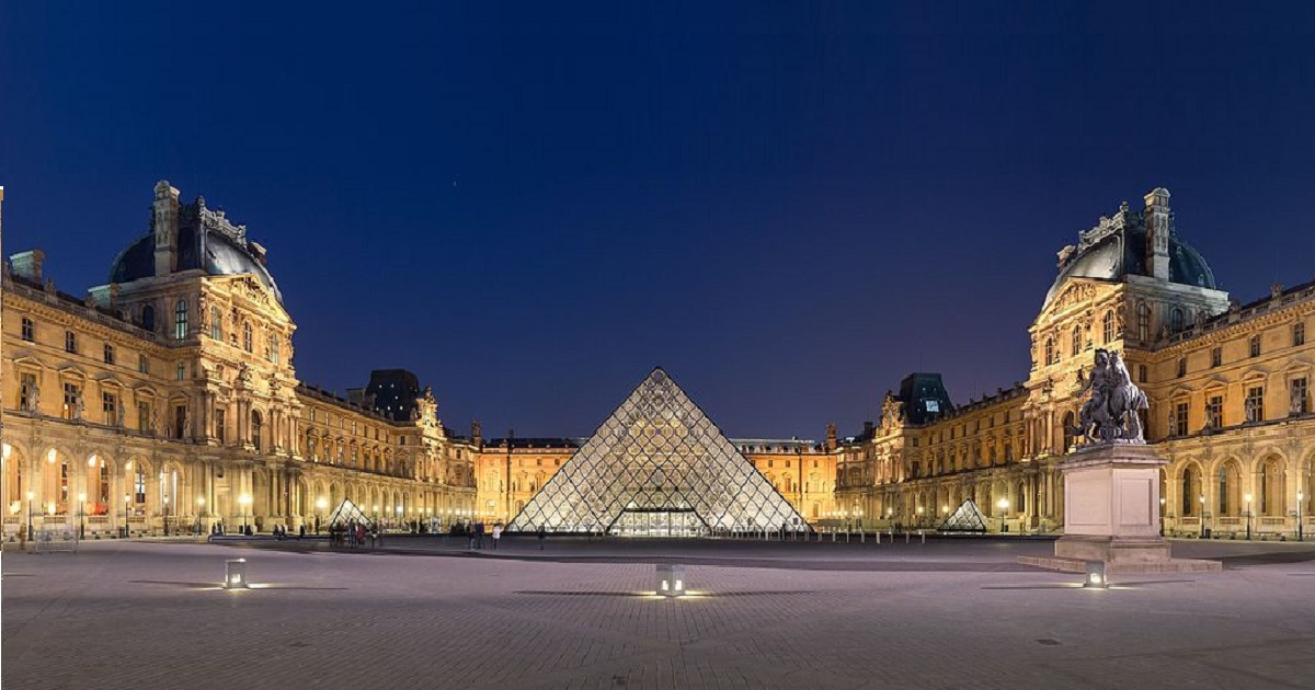 Caen las visitas de turistas al museo del Louvre © Wikimedia Commons