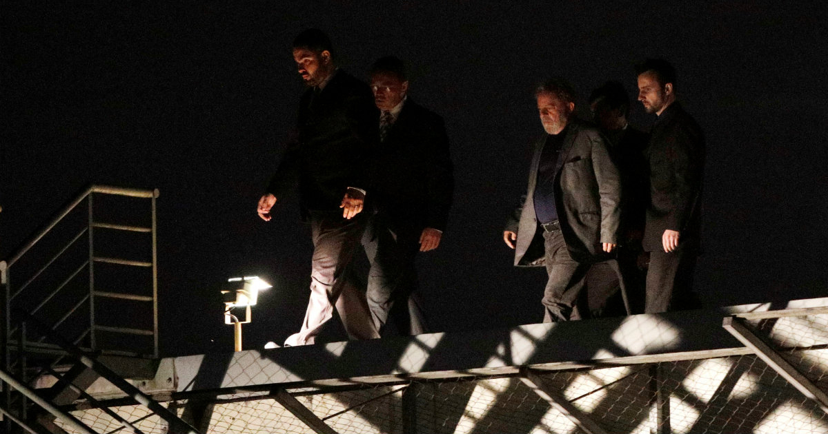 El expresidente brasileño Luiz Inácio Lula da Silva llegando al cuartel de la policía © Reuters / Ricardo Moraes