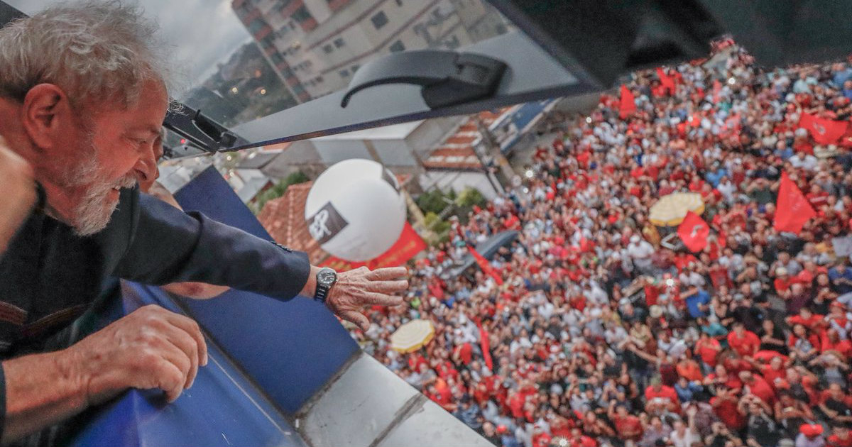 El expresidente Lula, saluda a los manifestantes que le apoyan. © Lula / Twitter