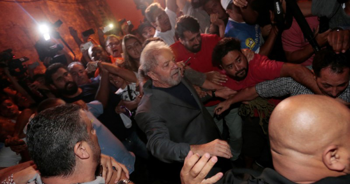 Lula se entrega a la policía © Reuters