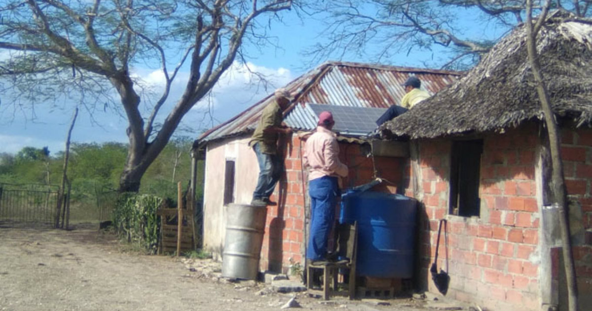 Instalación de paneles solares en casas aisladas de Granma. © LaDemajagua
