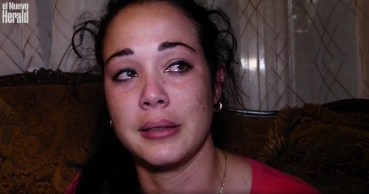 La cubana Arelis Hernández llorando ante el secuestro de sus hijos © El Nuevo Herald 