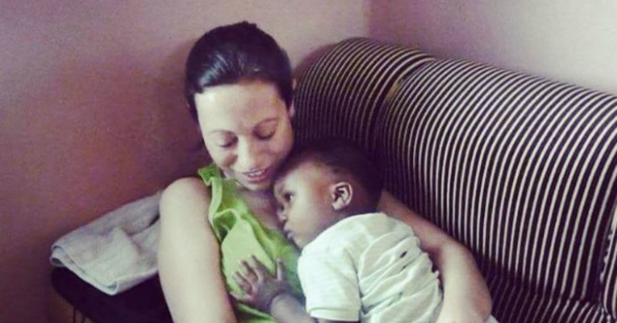 Madre durmiendo a su hijo tumbada sobre un sofá © Instagram / unamadrees