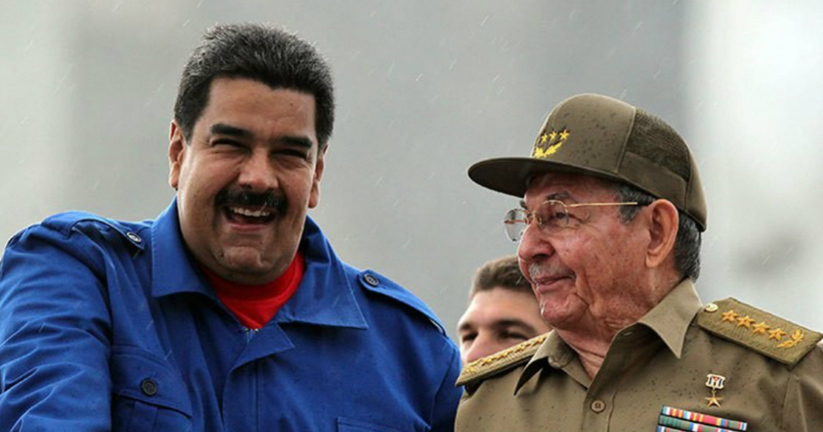 Raúl Castro y Nicolás Maduro bromeando juntos en un acto oficial © mundo24.net