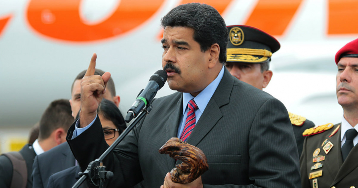 Nicolás Maduro pronunciando un discurso rodeado de oficiales del ejército © Flickr / Agencia de Noticias Andes