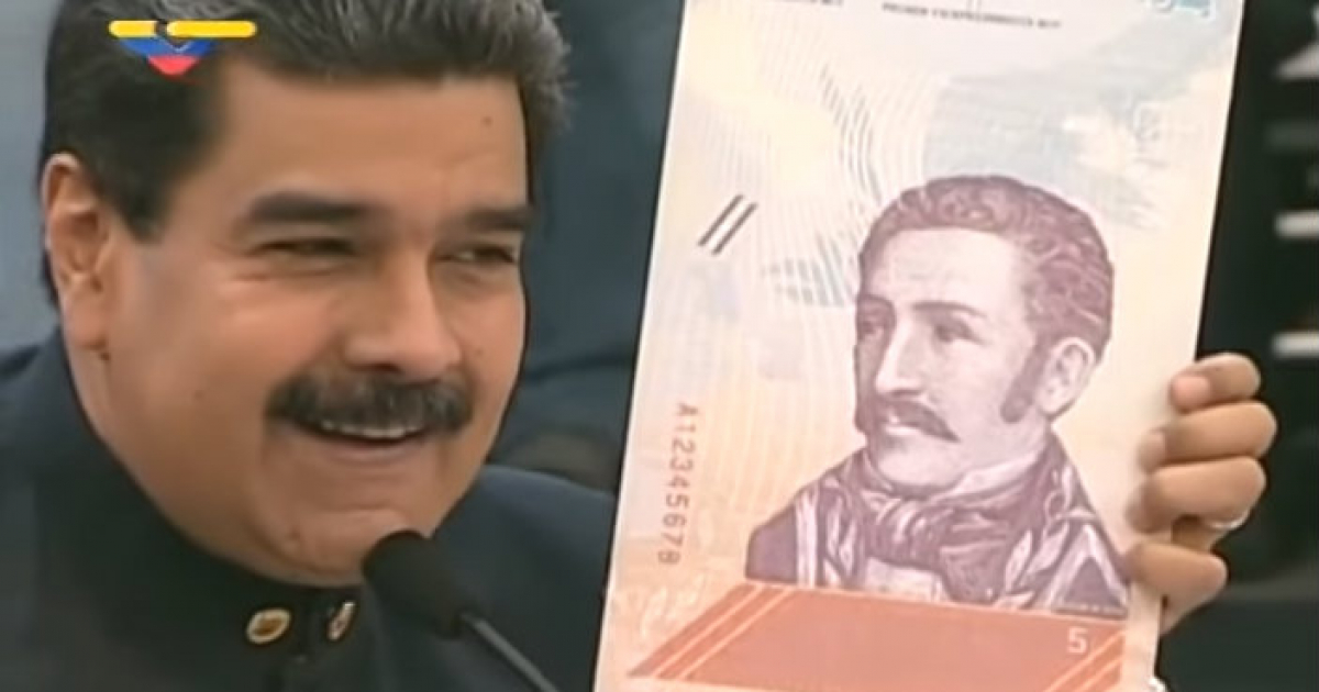 Nicolás Maduro sostiene un billete durante una rueda de prensa © Venezolana de Televisión / Captura de vídeo