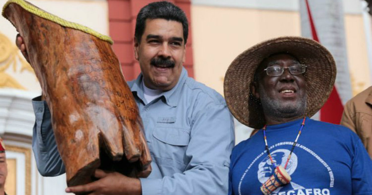 Nicolás Maduro, con un tambor de San Juan. © Maduro / Twitter