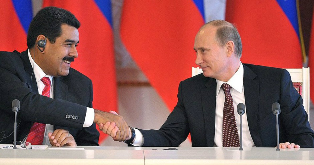 Maduro sonríe mientras estrecha la mano al presidente ruso Vladimir Putin © Kremlin