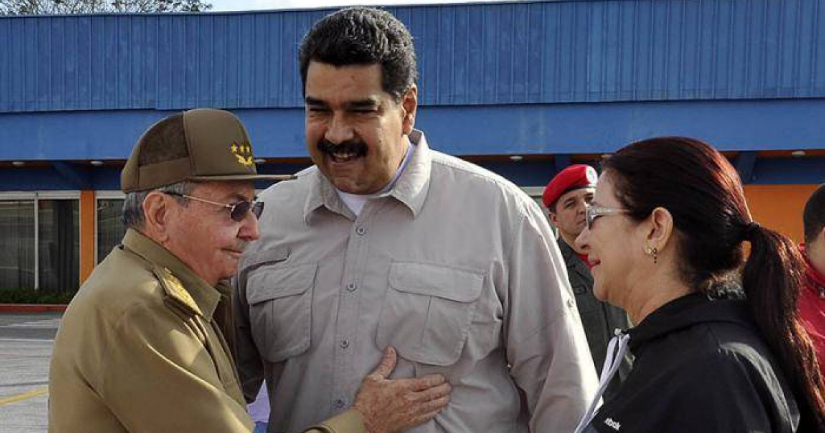 Raúl Castro y Nicolás Maduro en el aeropuerto internacional de La Habana © Estudios Revolución
