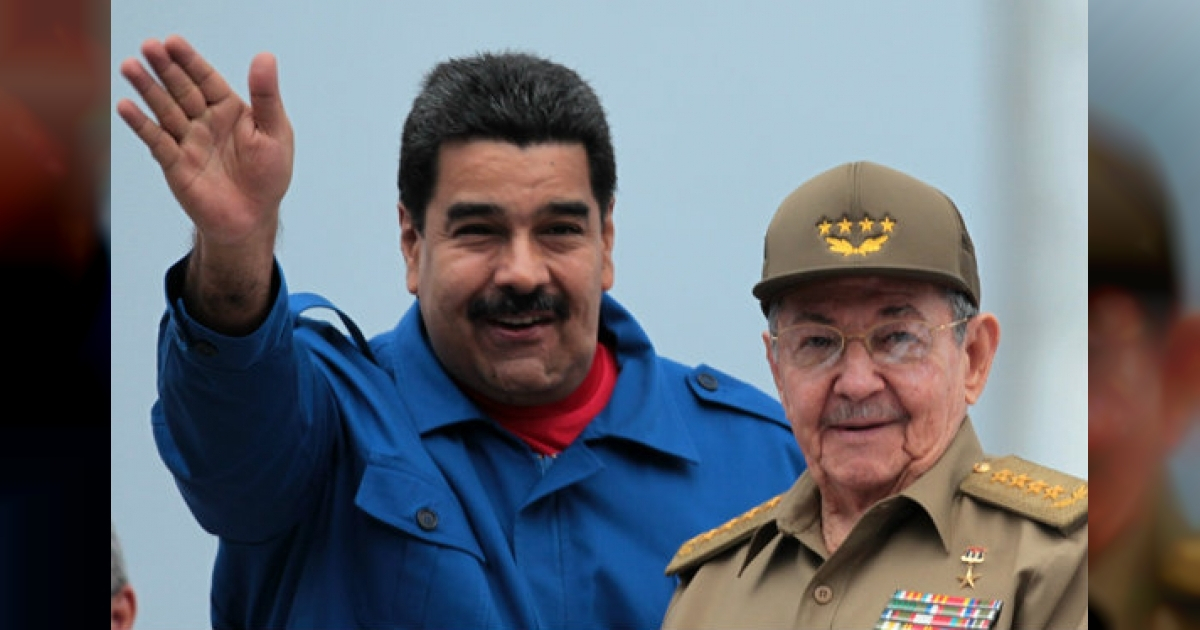 Nicolás Maduro saluda en compañía del dirigente cubano Raúl Castro © Ladyrene Pérez / Cubadebate