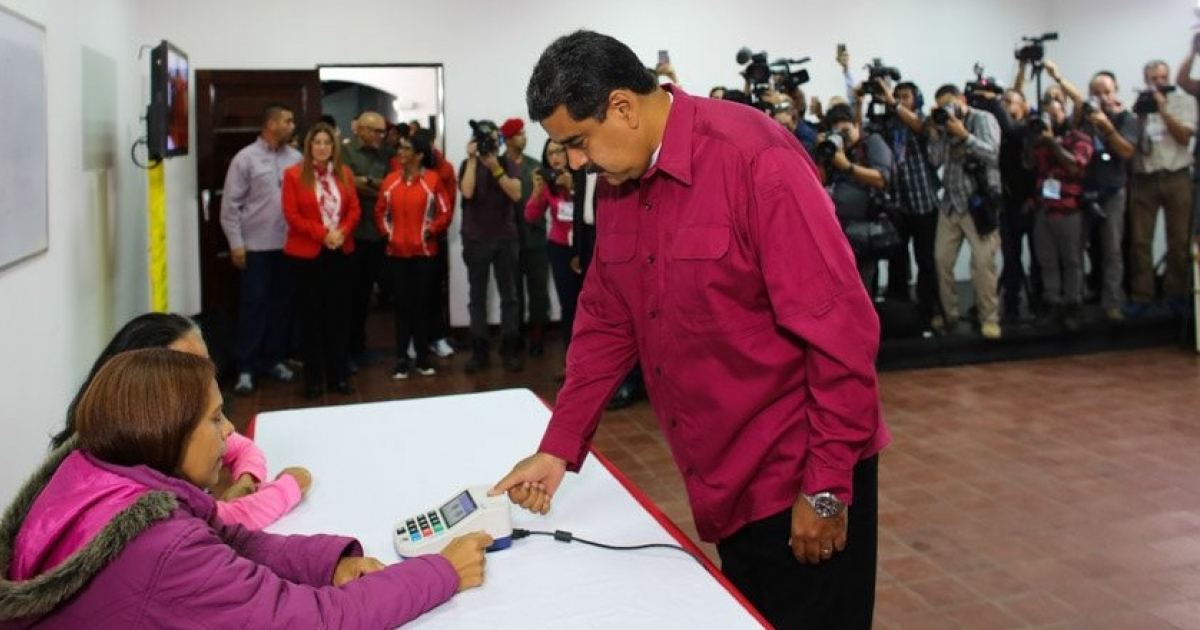 El presidente Nicolás Maduro en su colegio electoral. © Carnet de la Patria/ Twitter