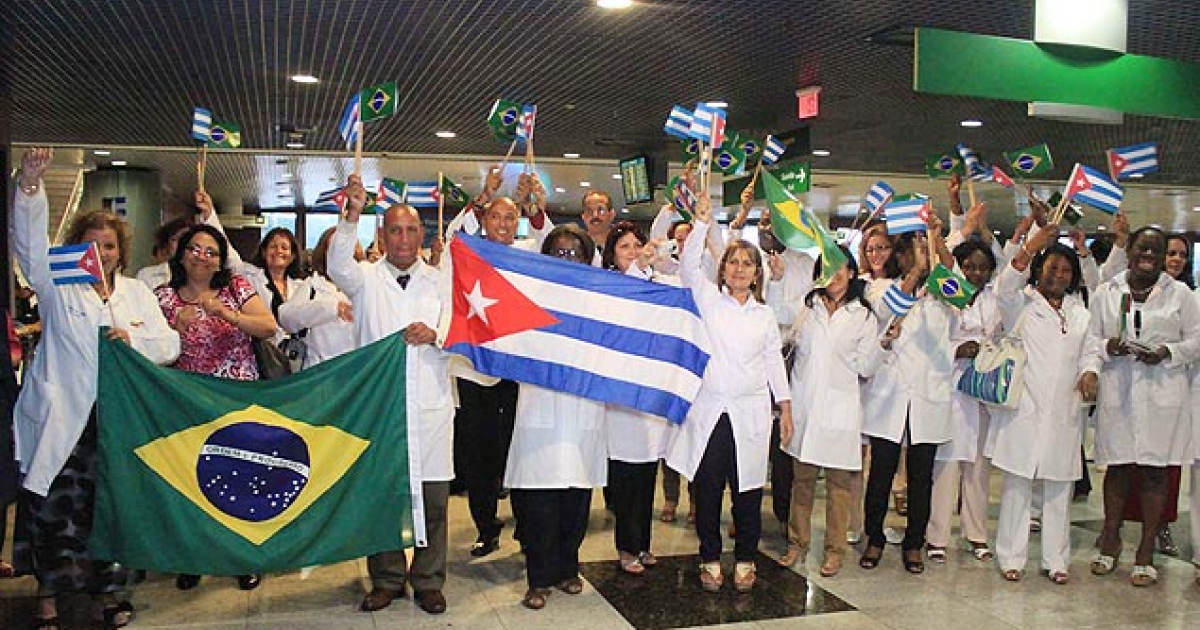 Médicos de Cuba y Brasil en una imagen conjunta en suelo carioca © Revista Forum