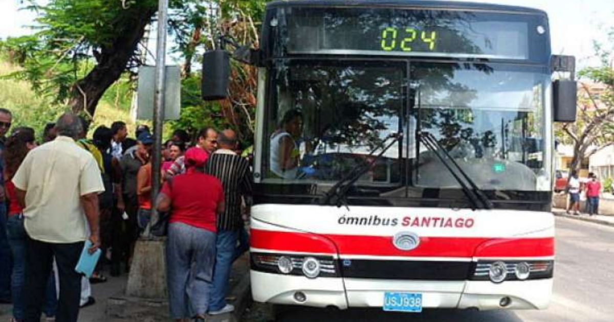 Conductores de empresas estatales forzados a transportar pasajeros en Santiago de Cuba