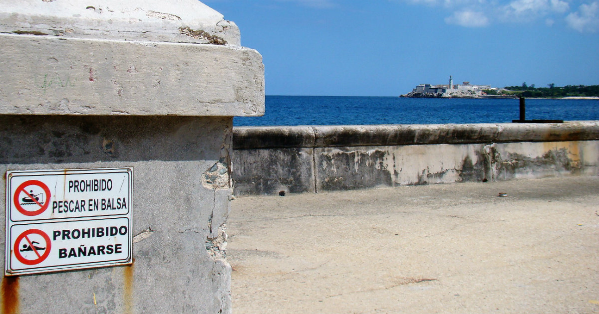 Carteles con prohibiciones para bañarse en El Malecón © CiberCuba