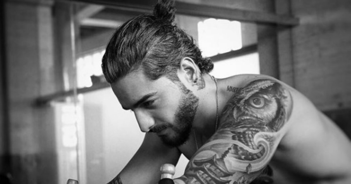 Maluma muestra torso desnudo y tatuajes © Instagram/maluma