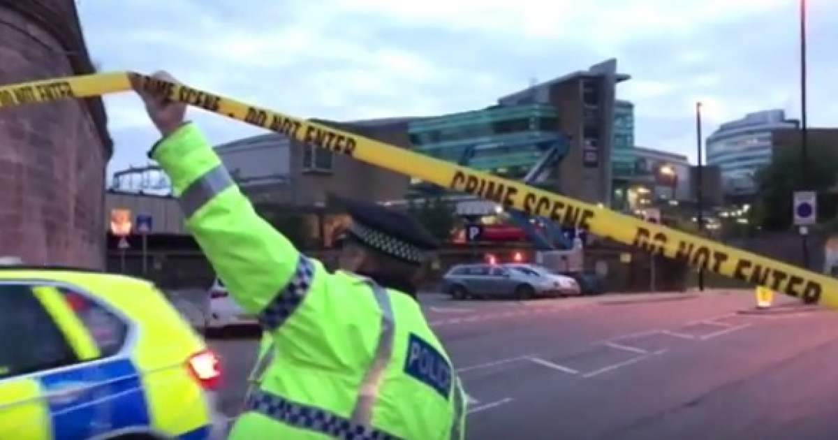 Agente británico levantando un cordón policial en Manchester © Youtube / Diario las Américas