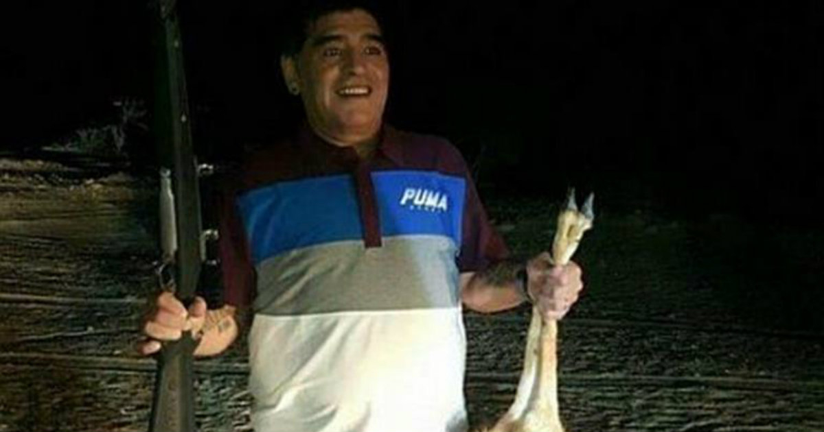 Maradona con su presa en la mano © ambito.com