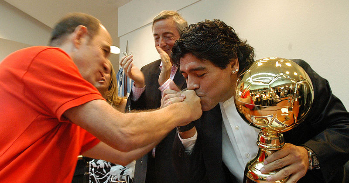 Maradona besa la mano del exfutbolista argentino Bochini © Wikimedia Commons