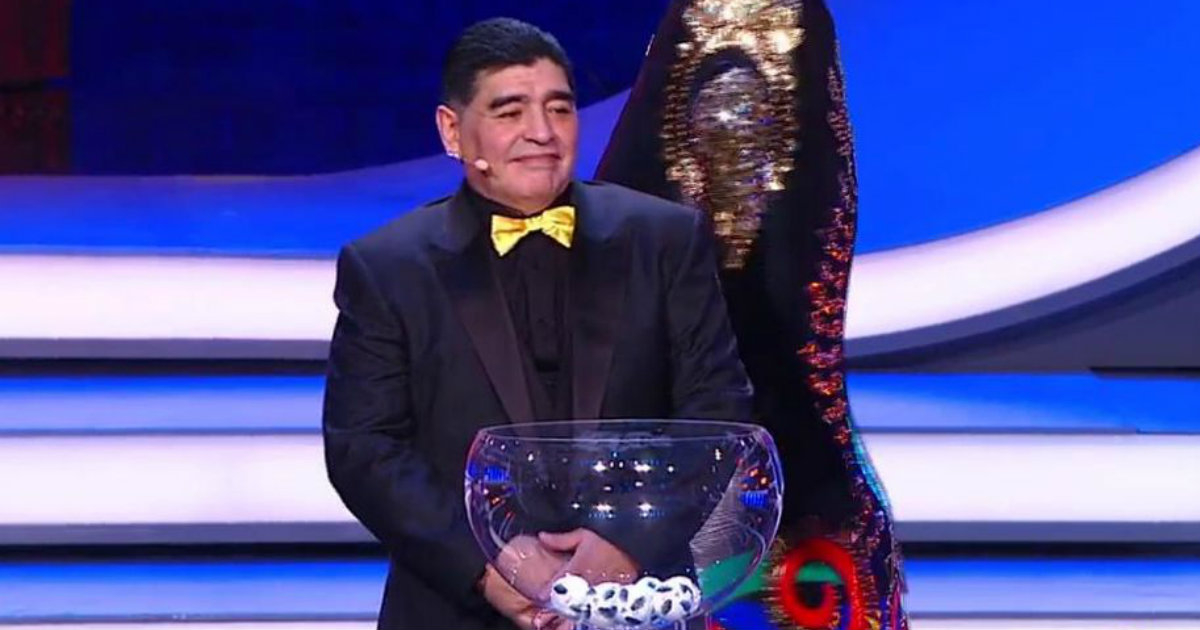 Maradona, con una llamativa pajarita amarilla. © YouTube