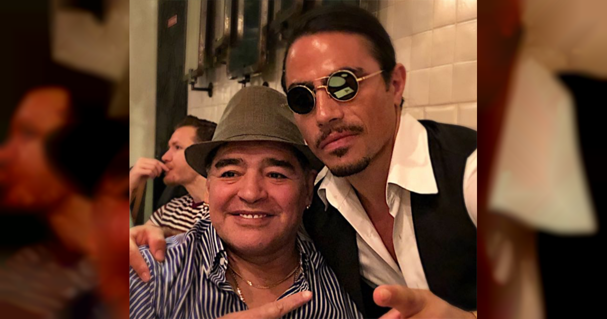 Maradona, junto a un camarero del restaurante Nusr-Et-Dubai. © Instagram / Maradona