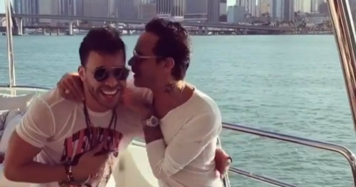Prince Royce y Marc Anthony bromeando a bordo de un yate en Miami © Instagram / Marc Anthony