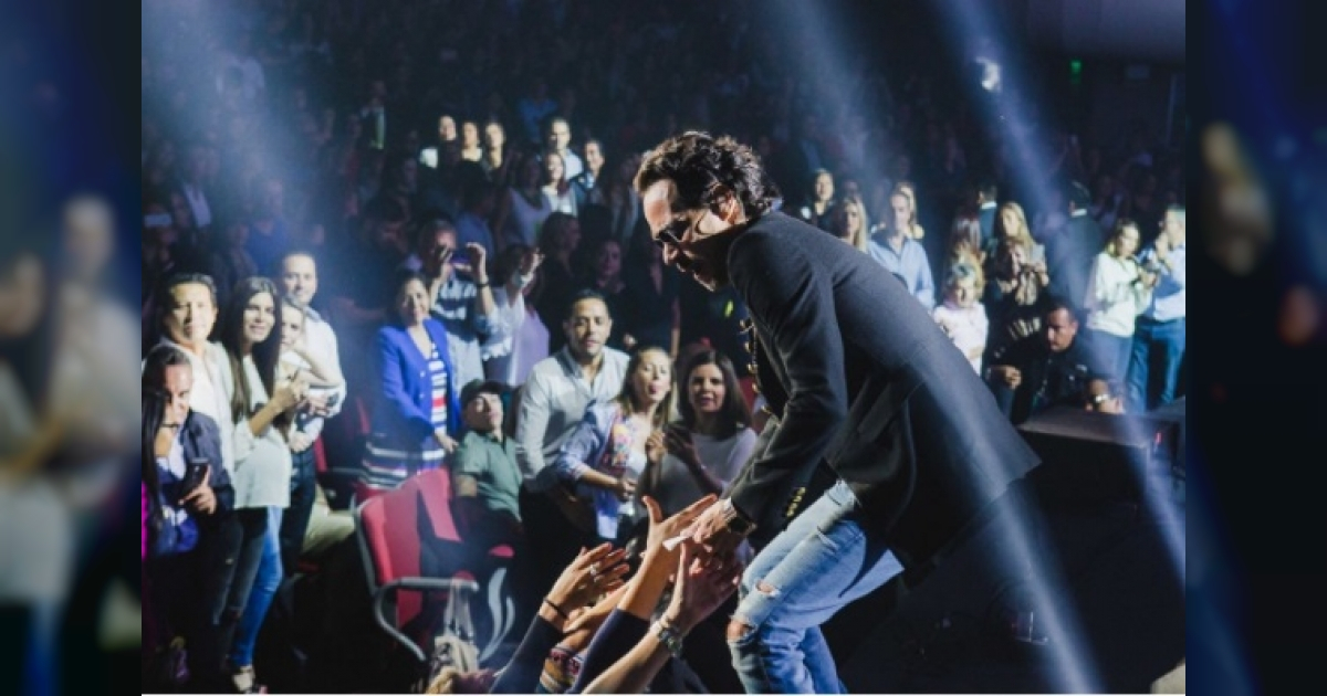 Marc Anthony saludando a sus fans durante un concierto © Instagram / Marc Anthony