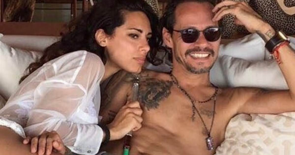Marc Anthony posando junto a la modelo italiana Raffaella Modugno. © Instagram / Marc Anthony