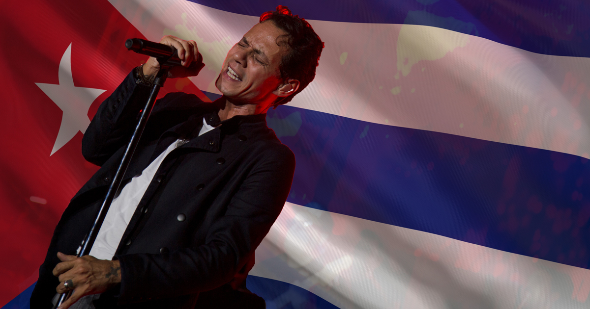 Marc Anthony con bandera cubana © CiberCuba