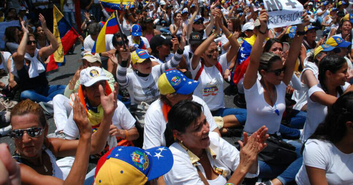 Mujeres haciendo una sentada en las calles de Venezuela © Twitter / NTN24 Venezuela