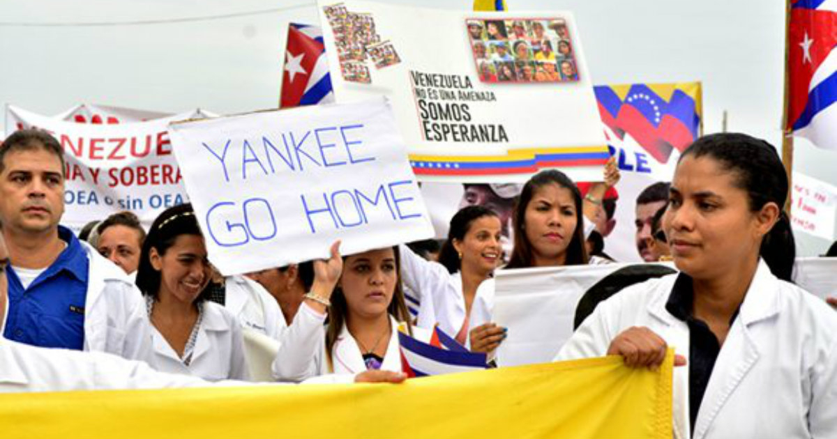 Cubanos, en la manifestación en apoyo a Maduro © Cubadebate/RobertoGaraicoa