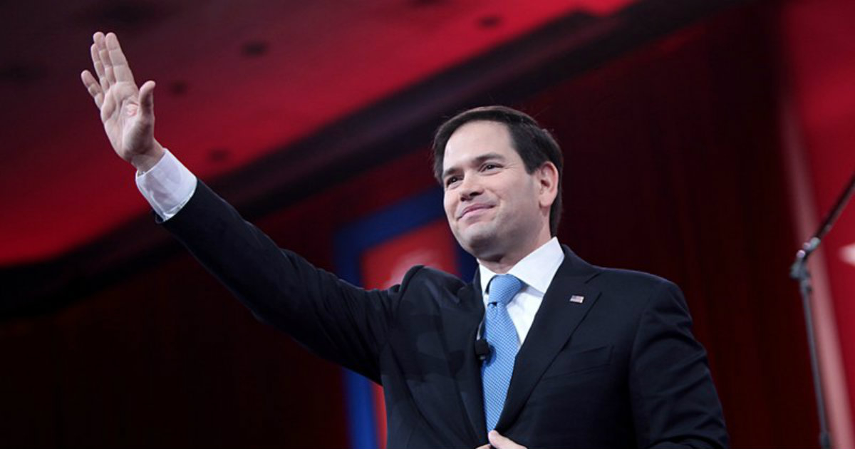 El senador republicano por la Florida, Marco Rubio, alzando su mano © Wikimedia Commons