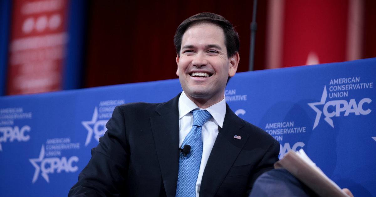 El senador cubanoamericano Marco Rubio sonriendo © Wikimedia Commons