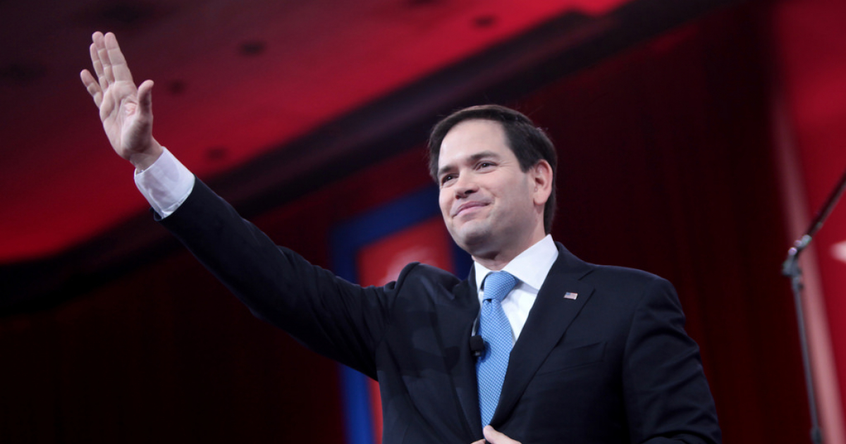 Marco Rubio saluda a su electorado durante un acto de campaña © Flickr / Gage Skidmore