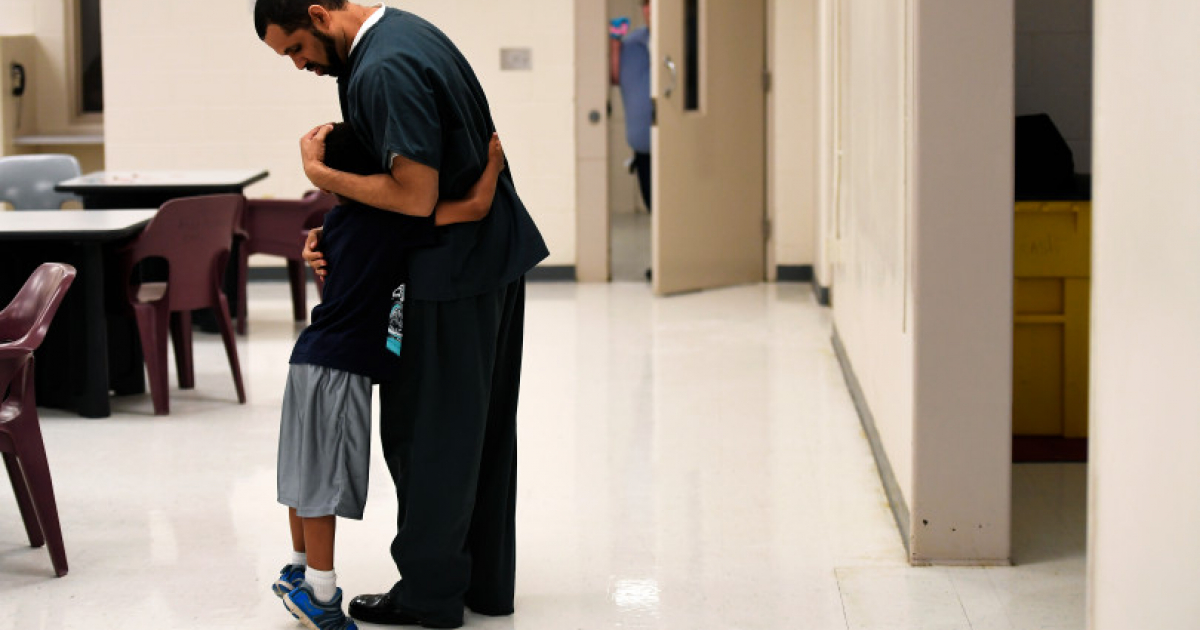 René Lima Marín abrazando a su hijo en la cárcel © Joe Amon / The Denver Post