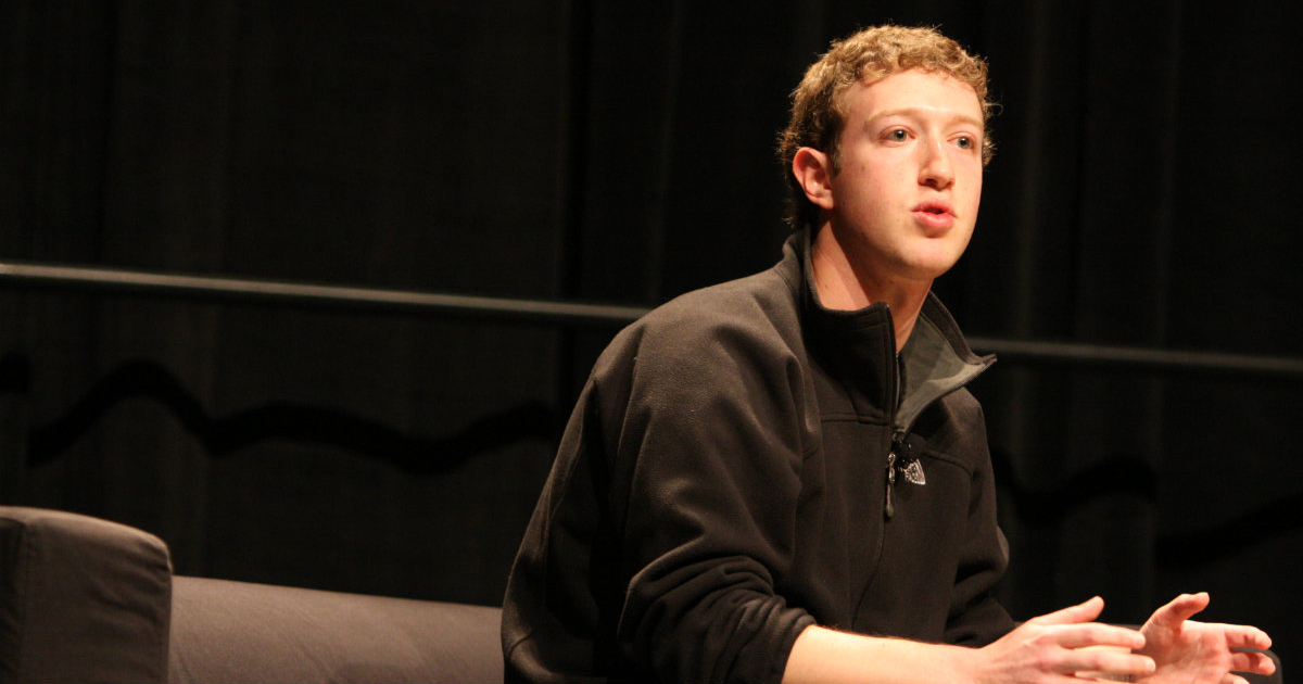 Mark Zuckerberg conversando en un acto público © Wikimedia Commons