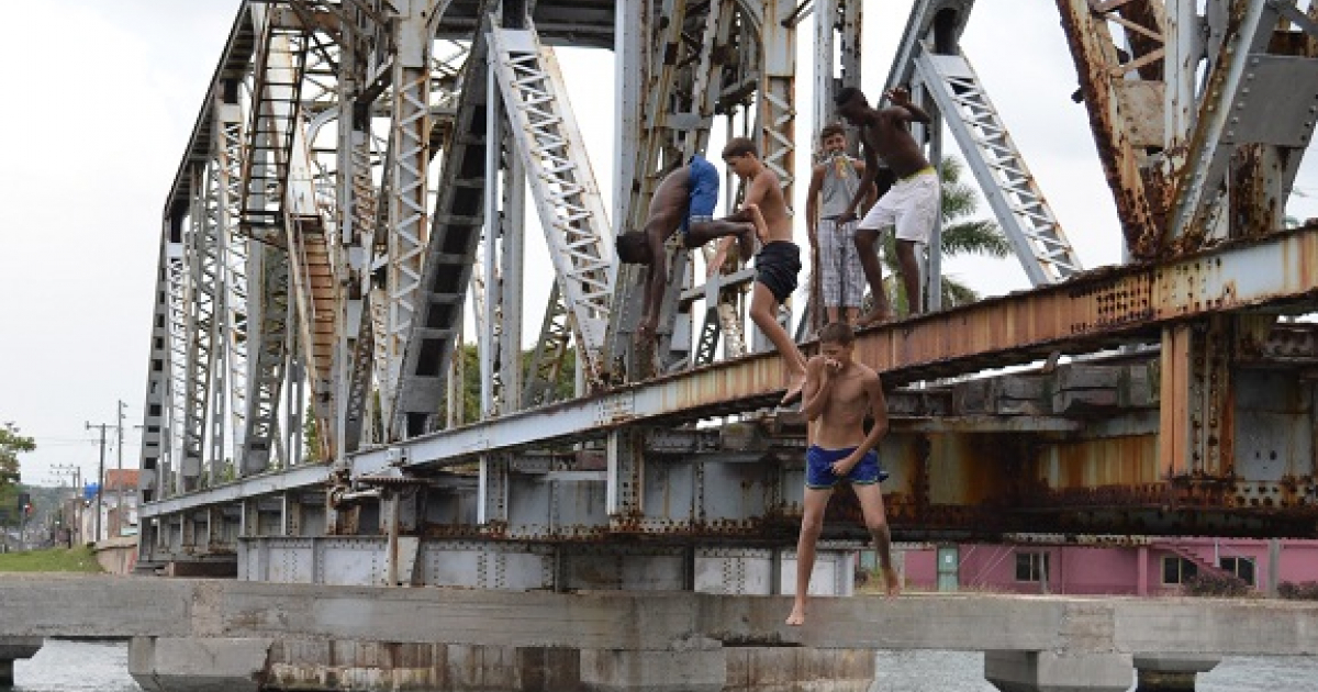 Adolescentes se tiran del puente giratorio en Matanzas © Girón / Arnaldo Mirabal