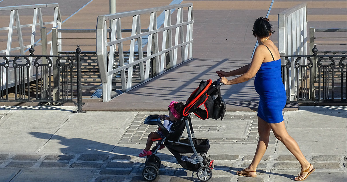 Madre cubana, con un niño. © CiberCuba