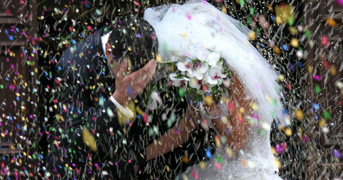 Pareja de novios saliendo de la iglesia tras contraer matrimonio © Flickr / Andrea Balducci