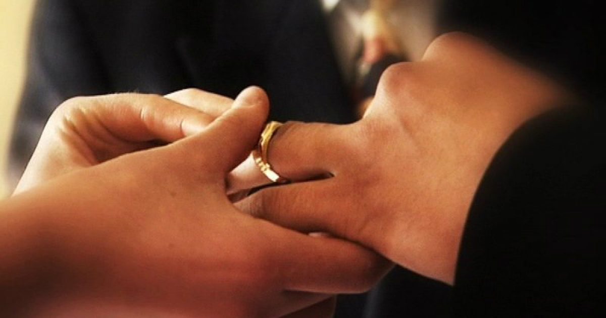 Dos personas uniendo sus manos para sellar su alianza matrimonial © Garda National Immigration Bureau