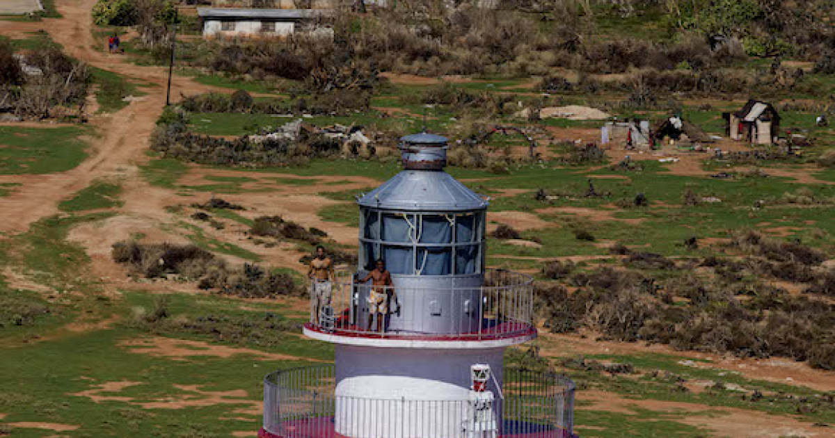 El faro de Maisí con terrenos aledaños destruidos por Matthew © Cubadebate/Ismael Francisco