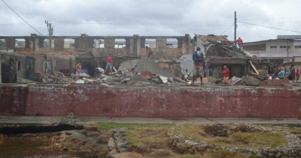 Vecinos de Baracoa caminan entre escombros de edificios derruidos por Matthew © Twitter / labaracoesa