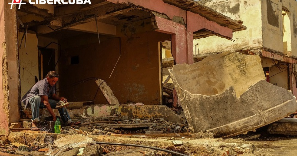 Vecino de Baracoa viviendo entre escombros © CiberCuba