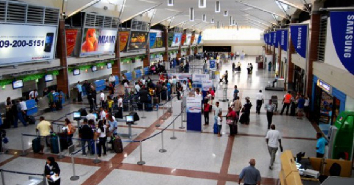 Pasajeros circulando por el Aeropuerto Internacional Las Américas © paginaextra.com