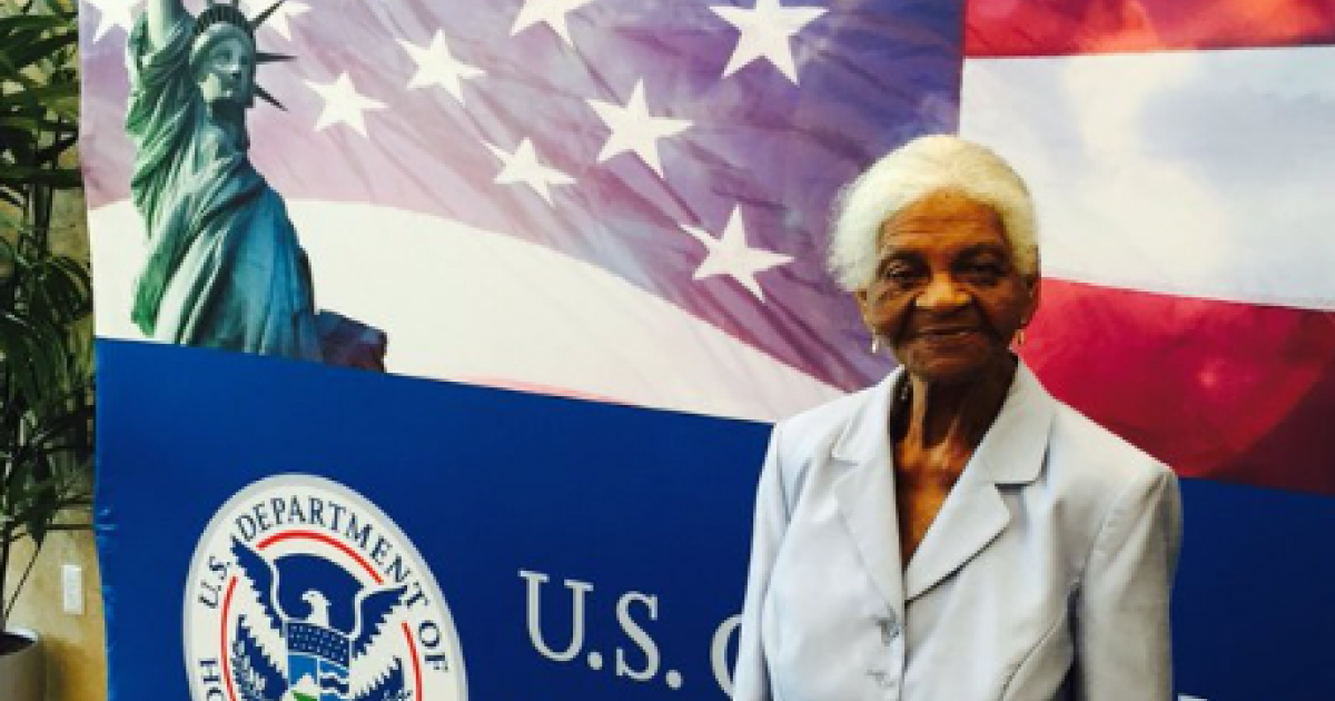 Anciana de 104 años consigue la nacionalidad estadounidense para poder votar © Twitter / Ana Santiago