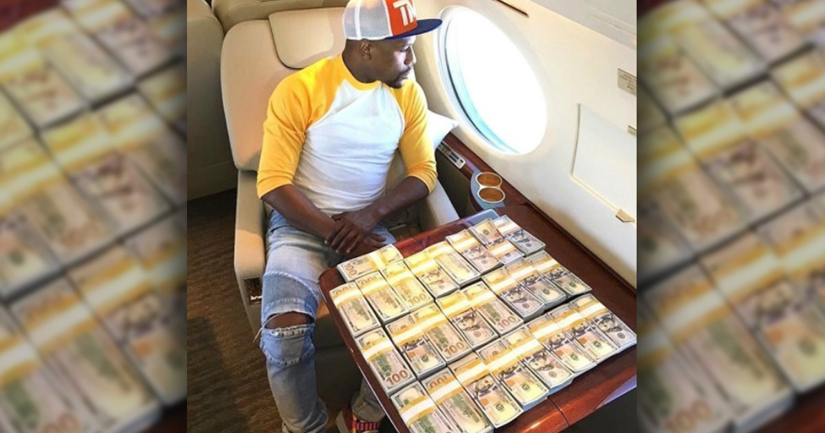 Floyd Mayweather viajando junto a una gran cantidad de billetes © Instagram / Floyd Mayweather