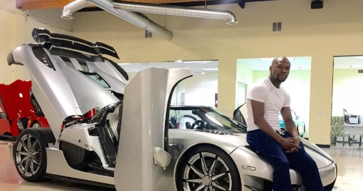 Floyd Mayweather posando junto a su carro de lujo © Instagram / Floyd Mayweather